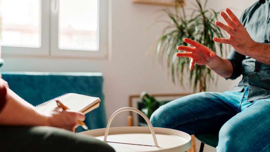 Zwei Personen sitzen sich im Gespräch gegenüber