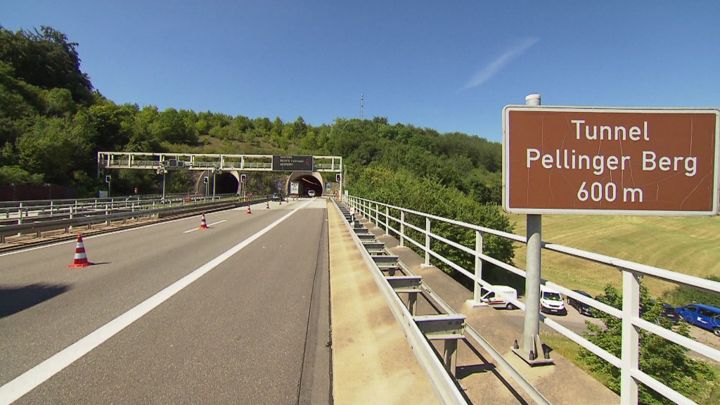 Foto: Der Einfahrtsbereich des Pellinger Tunnels. Eine Fahrbahn ist gesperrt.