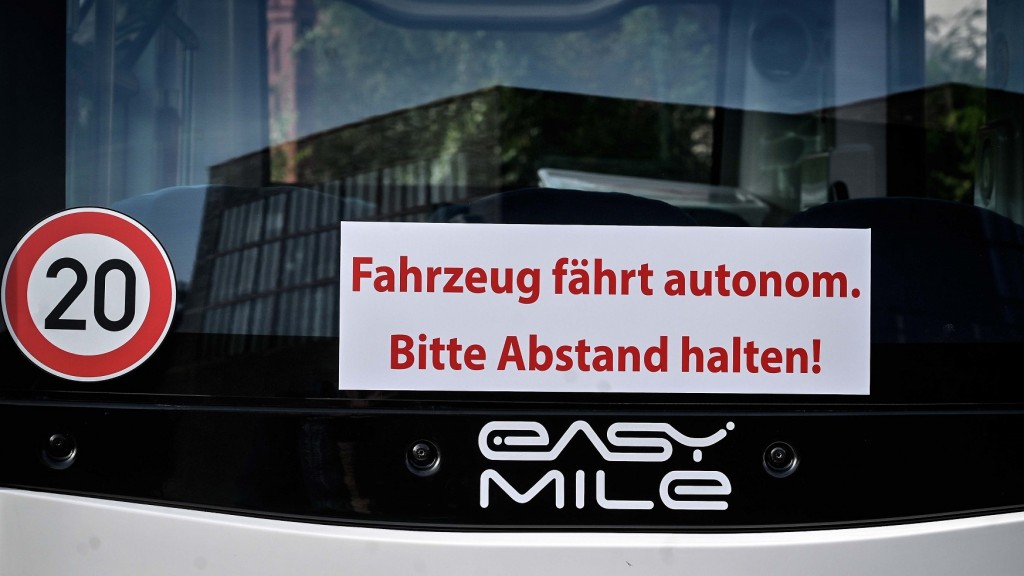 Hinweisschild an einem autonom fahrenden Bus in Essen