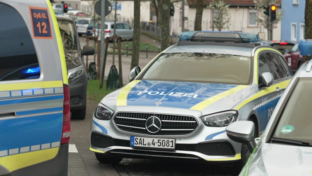 Foto: Polizeiautos am Sulzbacher Bahnhof