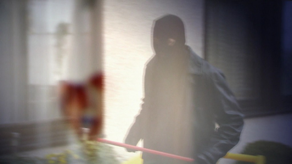 Maskierter Mann mit Brecheisen