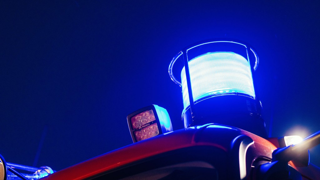 Blaulicht eines Feuerwehr-Fahrzeugs im Einsatz bei Nacht