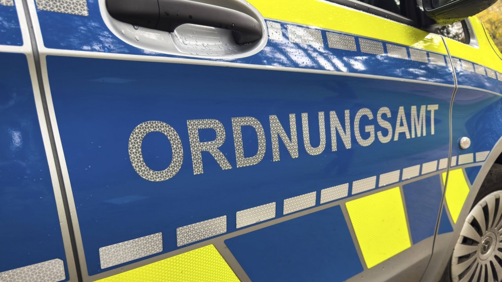 Blaulicht eiFahrzeug mit Schriftzug Ordnungsamt auf dem Autones Einsatzfahrzeugs