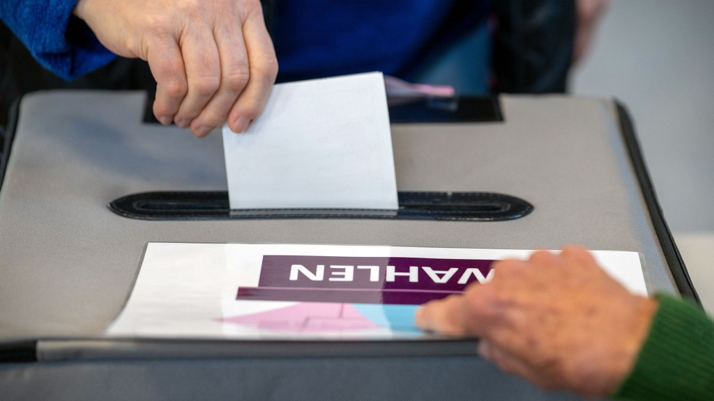 Foto: Ein Stimmzettel wird in eine Wahlurne gesteckt