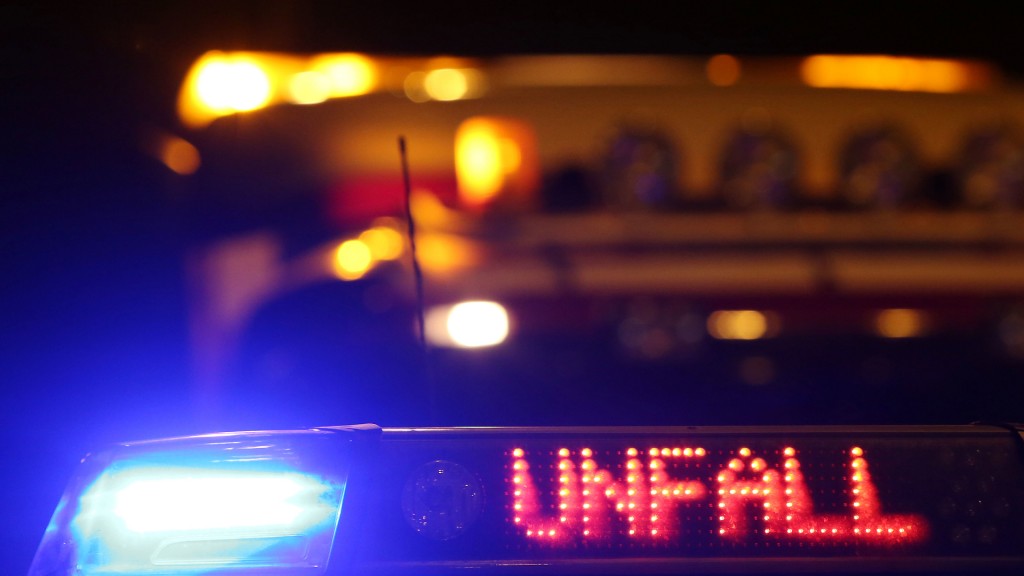 Blaulicht mit dem Schriftzug „Unfall“ bei Nacht