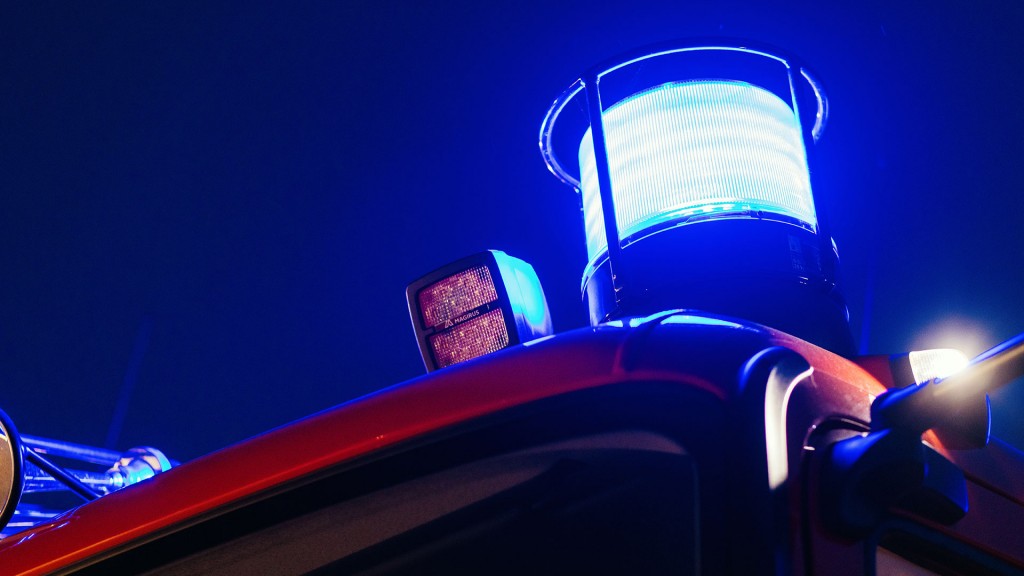 Blaulicht eines Feuerwehr-Fahrzeugs im Einsatz bei Nacht