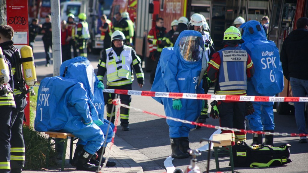 Einsatzkräfte bei einem Chlorgasaustritt im St. Ingberter Schwimmbad 