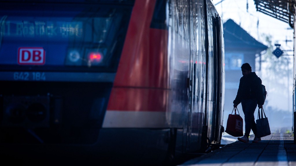 Ein Fahrgast steigt in einen Regionalzug
