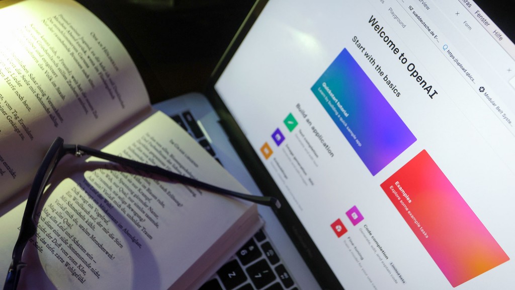 Ein aufgeschlagenes Buch liegt vor einem Bildschirm der OpenAI, bzw. ChatGPT zeigt