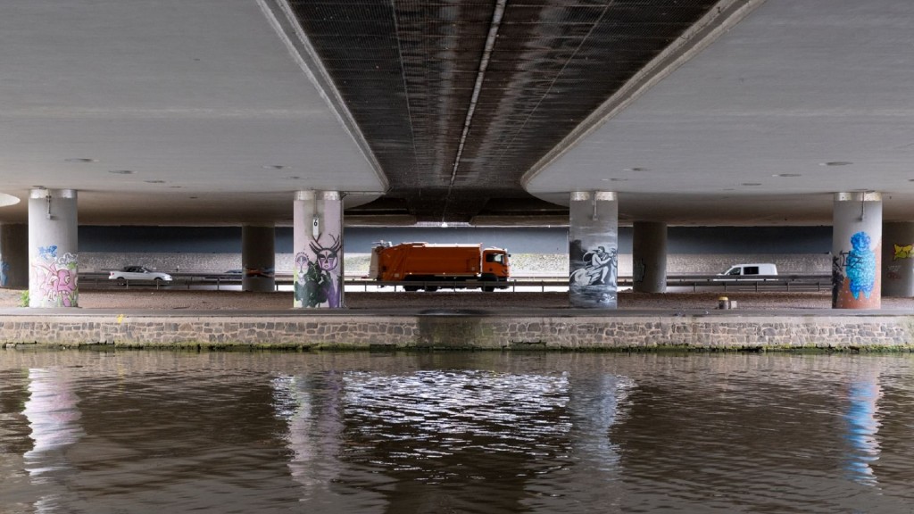 Blick auf die Stadtautobahn in Saarbrücken unter der Wilhelm-Heinrich-Brücke