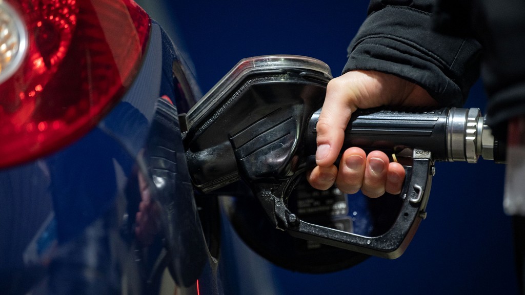 Jemand tankt sein Auto