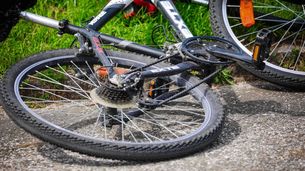 Fahrrad liegt nach einem Unfall auf der Erde