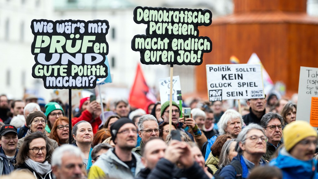 Teilnehmer der „PRÜF“-Demo für die Überprüfung rechtsextremer Parteien durch das Bundesverfassungsgericht