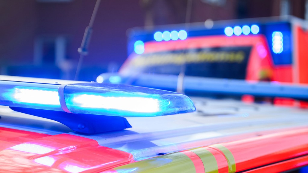 Foto: Einsatzfahrzeuge eines Rettungsdienstes mit Blaulicht