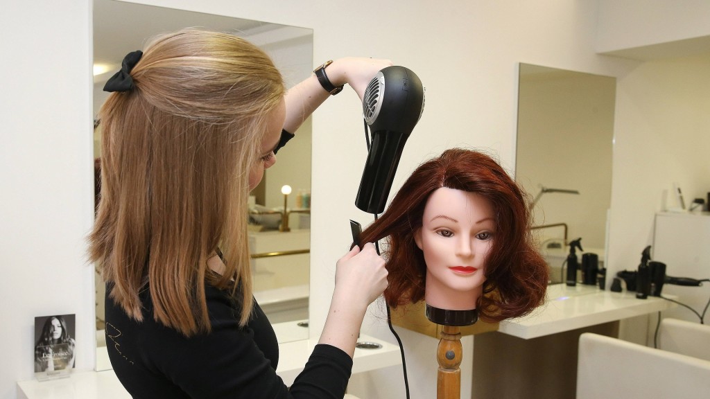 Foto: Eine Friseurauszubildende übt an einer Puppe