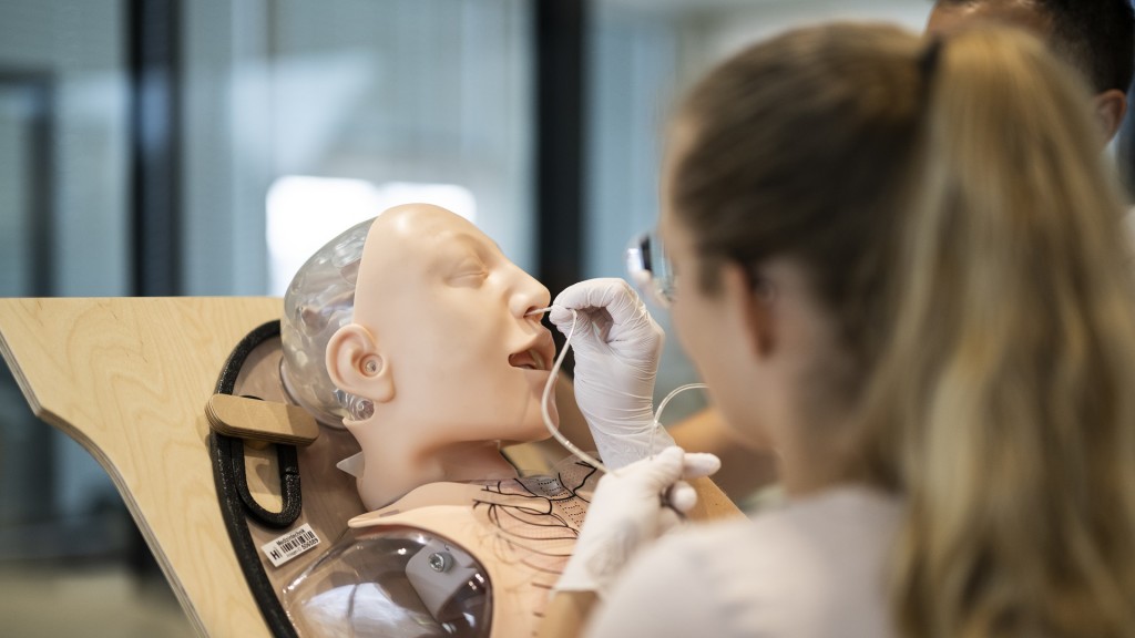 Medizinstudenten legen einer Übungspuppe eine Magensonde