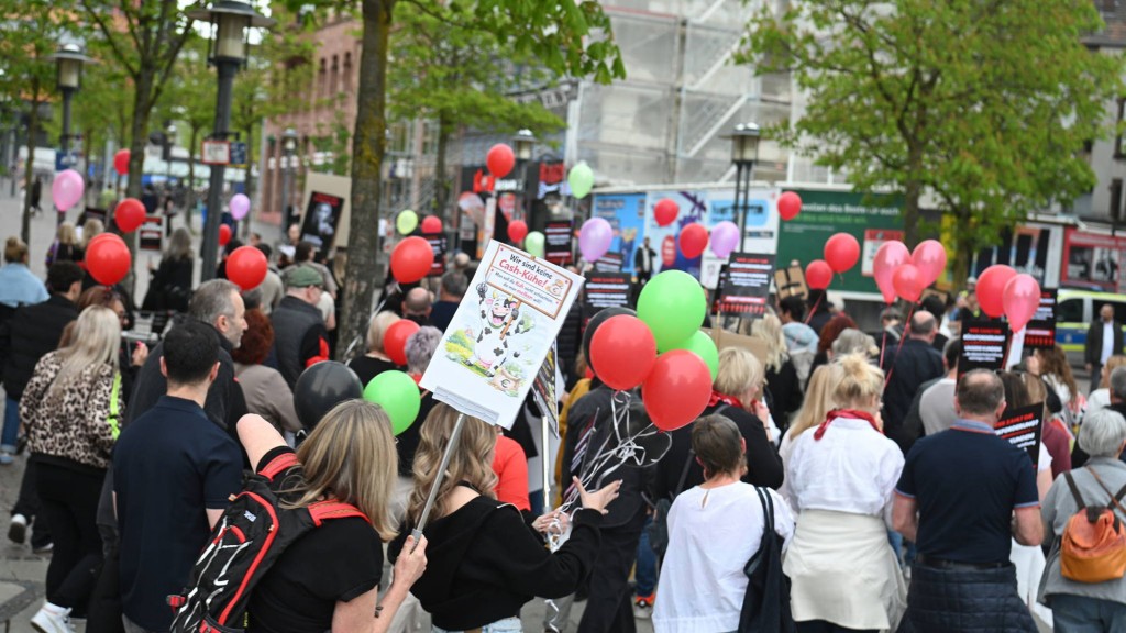 Foto: Rund 200 Friseurinnen und Friseure demonstrieren gegen Corona-Rückzahlungen