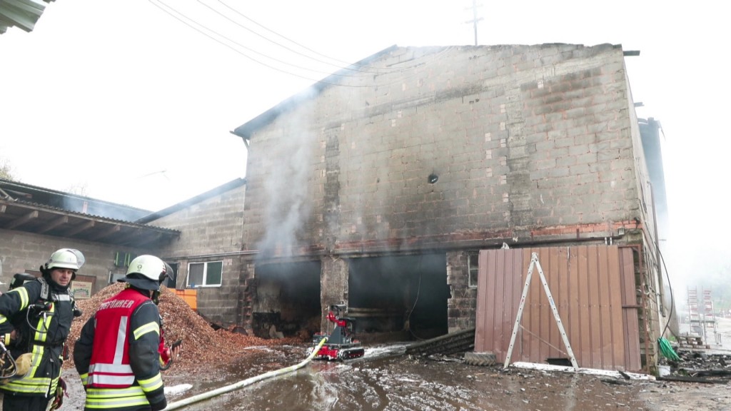 Foto: Feuerwehr löscht eine rauchende Lagerhalle