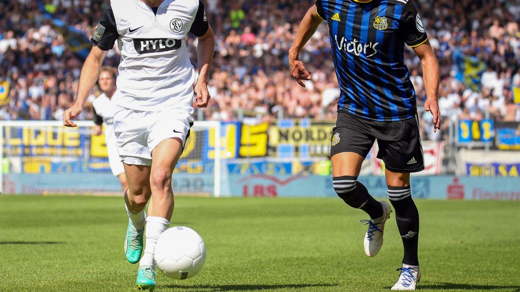Foto: Spieler der SV Elversberg und des 1. FC Saarbrücken auf dem Fußballplatz