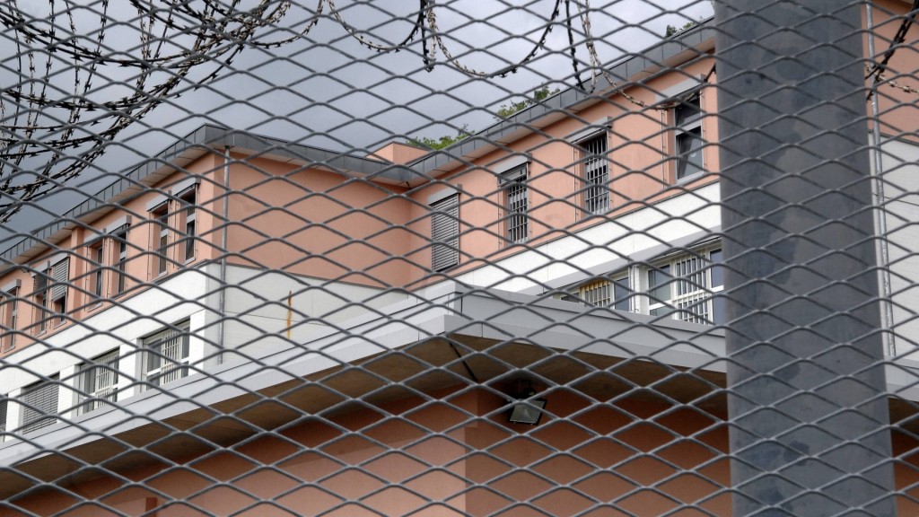 Foto: Blick durch den Sicherungszaun auf die Forensische Klinik in Merzig