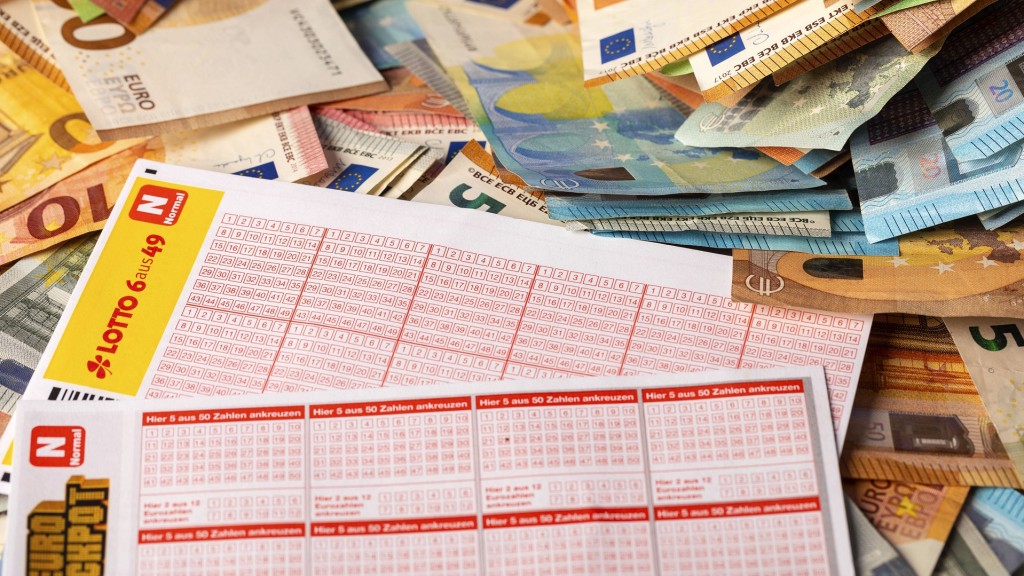 Foto: Symbolbild Lottogewinn. Tippscheine liegen auf vielen Geldscheinen.