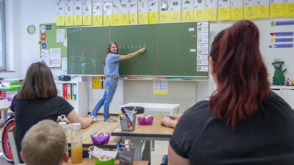 Foto: Eine Lehrerin unterrichtet in der Klasse einer Förderschule