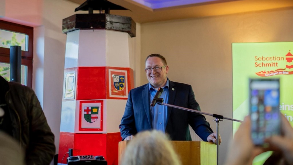 Foto: Sebastian Schmitt bei seiner Bewerbungsrede an einem Pult