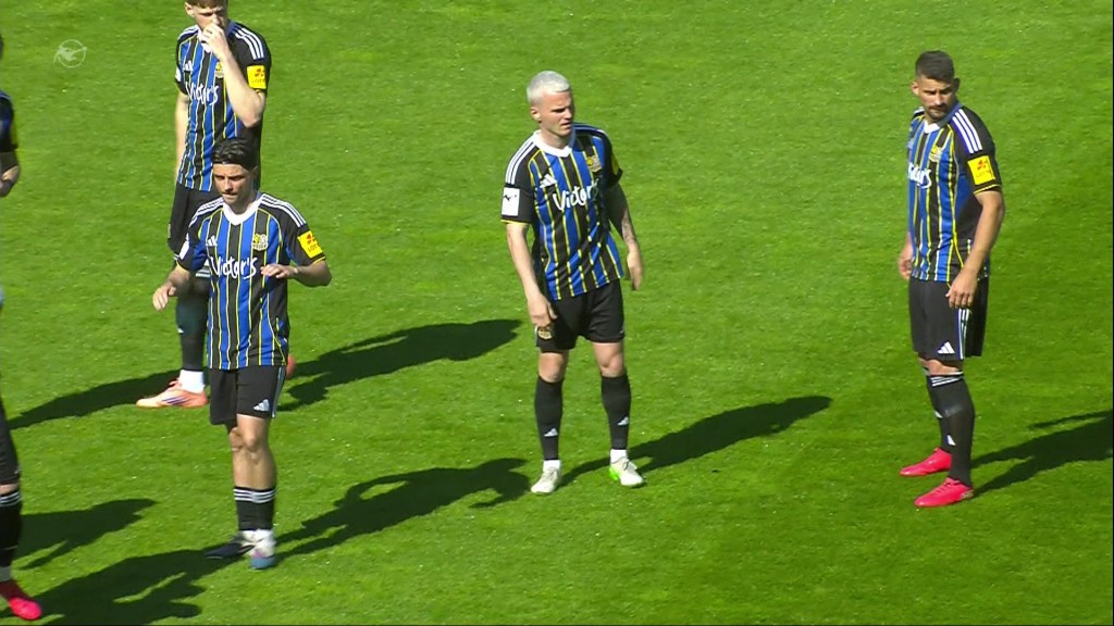 Foto: FCS-Spieler stehen auf dem Rasen gegen Rot-Weiss Essen