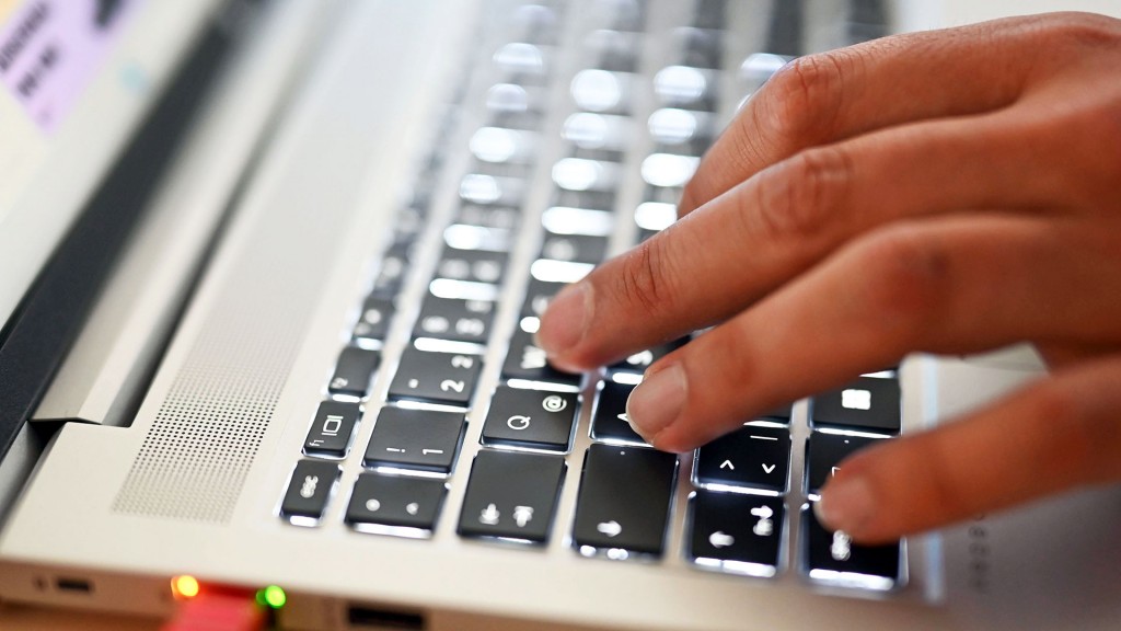Jemand tippt auf einer Computertastatur