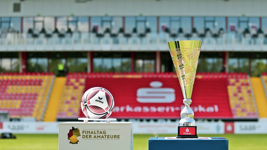 Symbolbild: Spielball und Trophäe, Pokal vom Saarlandpokal