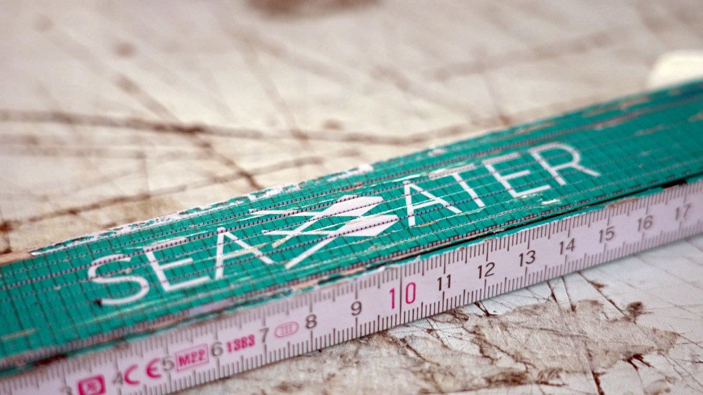 Foto: Logo der Seawater Cubes GmbH auf einem Metermaß