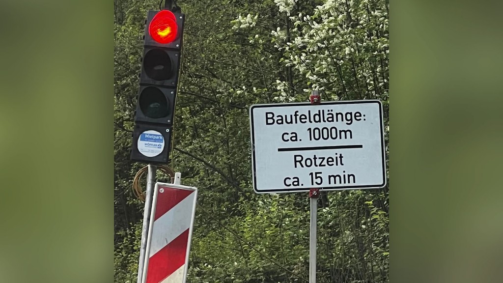 Schild an Baustellenampel in Mettlach