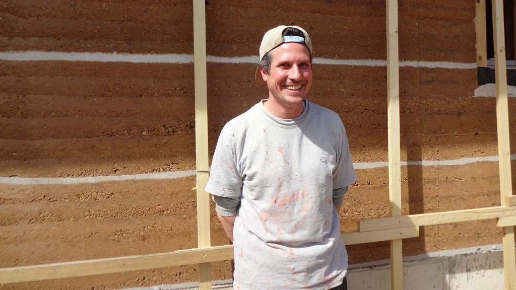 Der Architekt Sebastian Sokol vor seinem Haus aus Holz und Lehm in Nunkirchen
