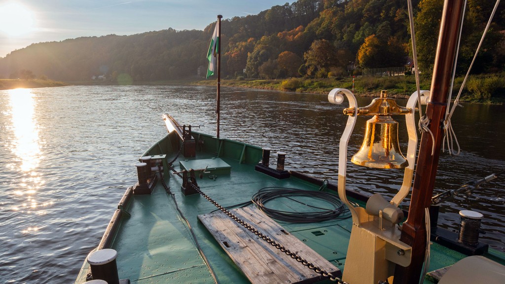Blick über den Bug eines historischen Dampfbootes auf den Fluss
