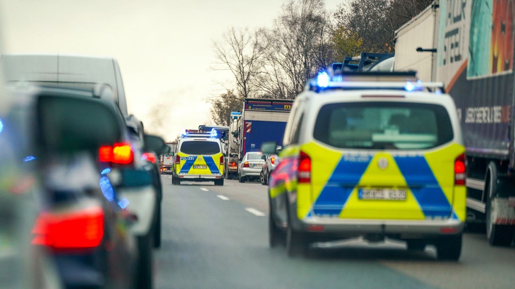 Polizeiwagen fahren durch die Rettungsgasse im Stau auf der Autbahn