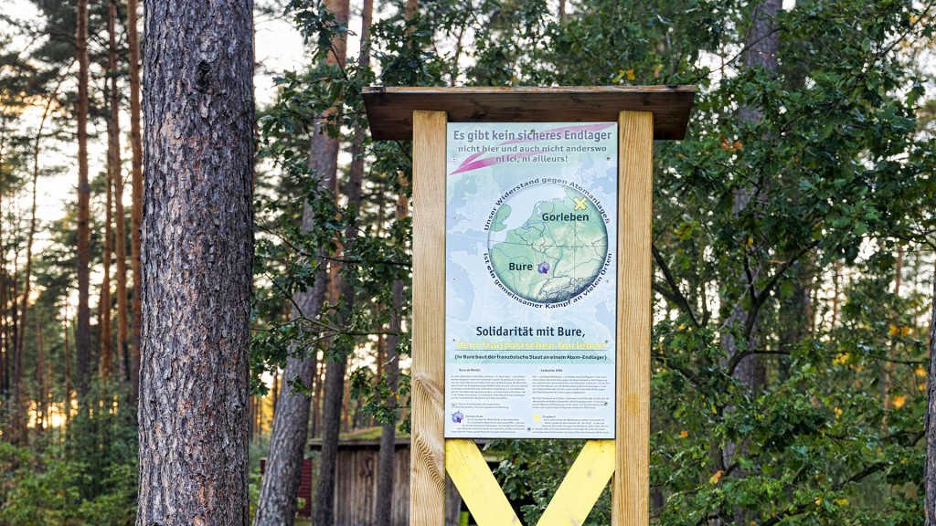 Eine Informationstafel im Wald thematisiert die Endlagerung von radioaktiven Abfällen in Bure