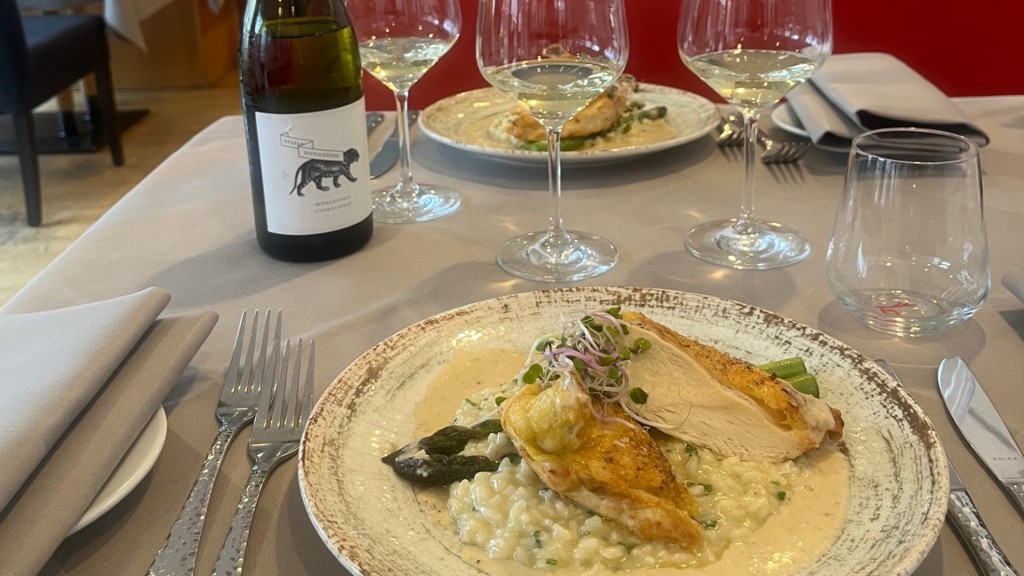 Maishähnchen und dazu ein 2024er Chaedonnay Ortswein, Demeter Weingut Stephan Bietighöfer