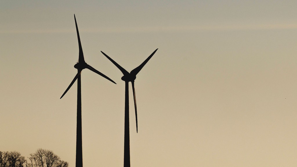 Foto: Personenkraftwagen auf einer Landstrasse vor zwei Windrädern 