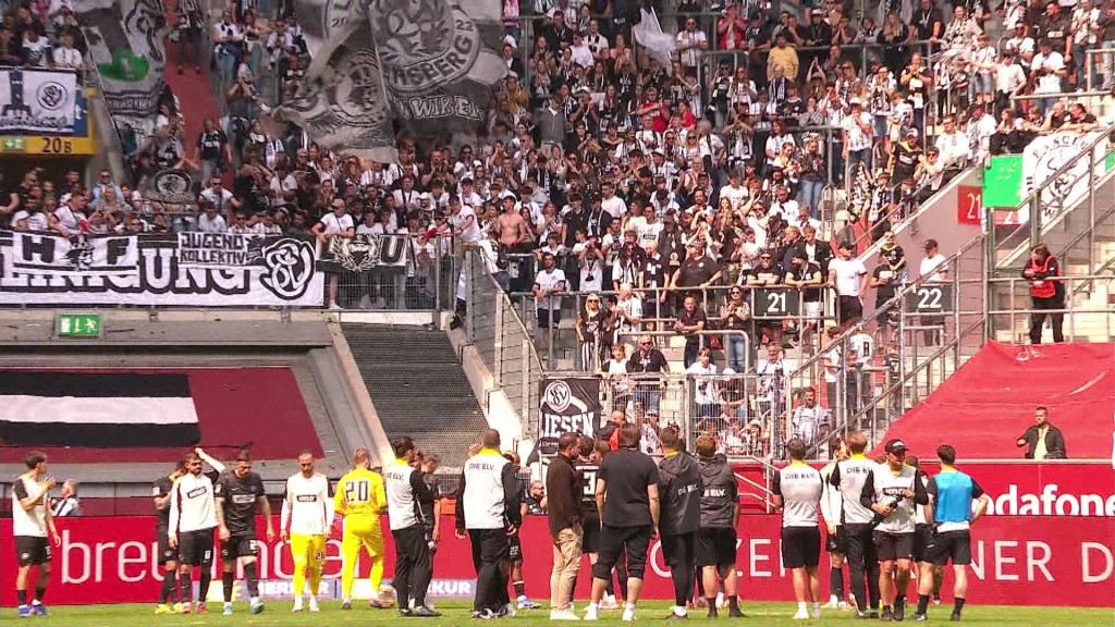 SVE-Spieler vor Fan-Kulisse