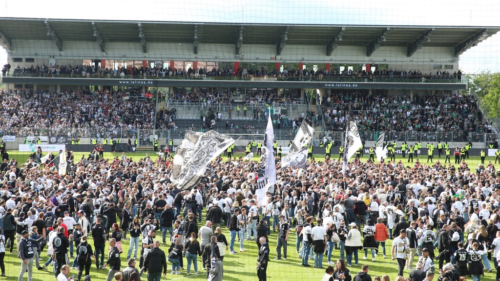 Foto: Fans und Spieler feiern den Elversberger Aufstieg in die Fußball-Bundesliga