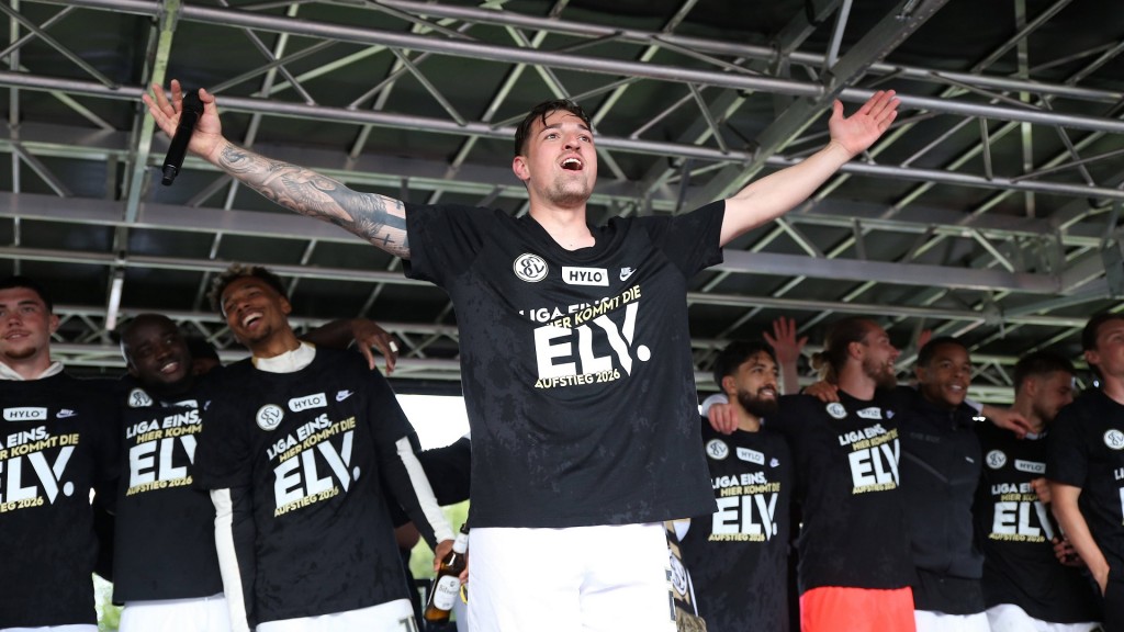 Stürmer Luca Schnellbacher peitschte nach dem Spiel die Fans an.
