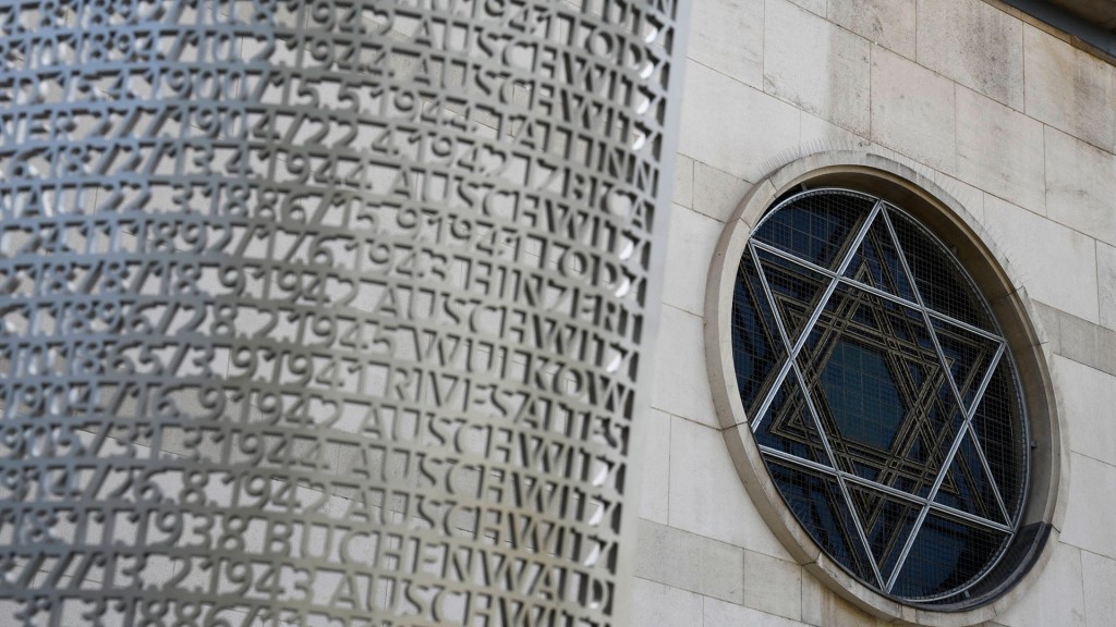 Das Denkmal vor der Synagoge in Saarbrücken.
