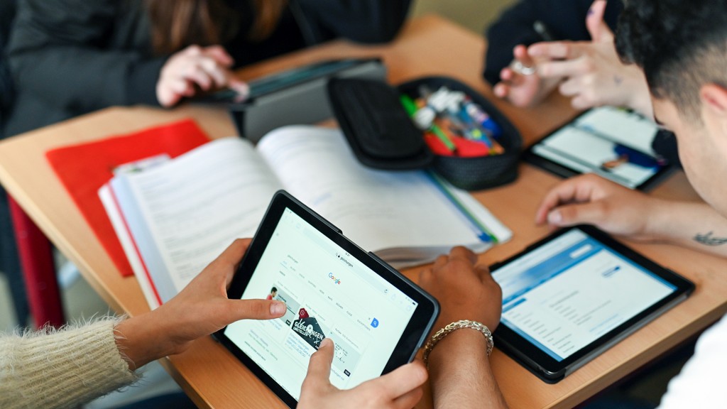 Schüler arbeiten in einer Unterrichtsstunde mit Tablets