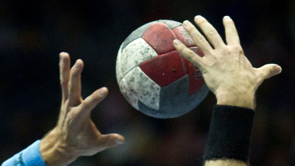 Zwei Handballspieler kämpfen um den Ball.