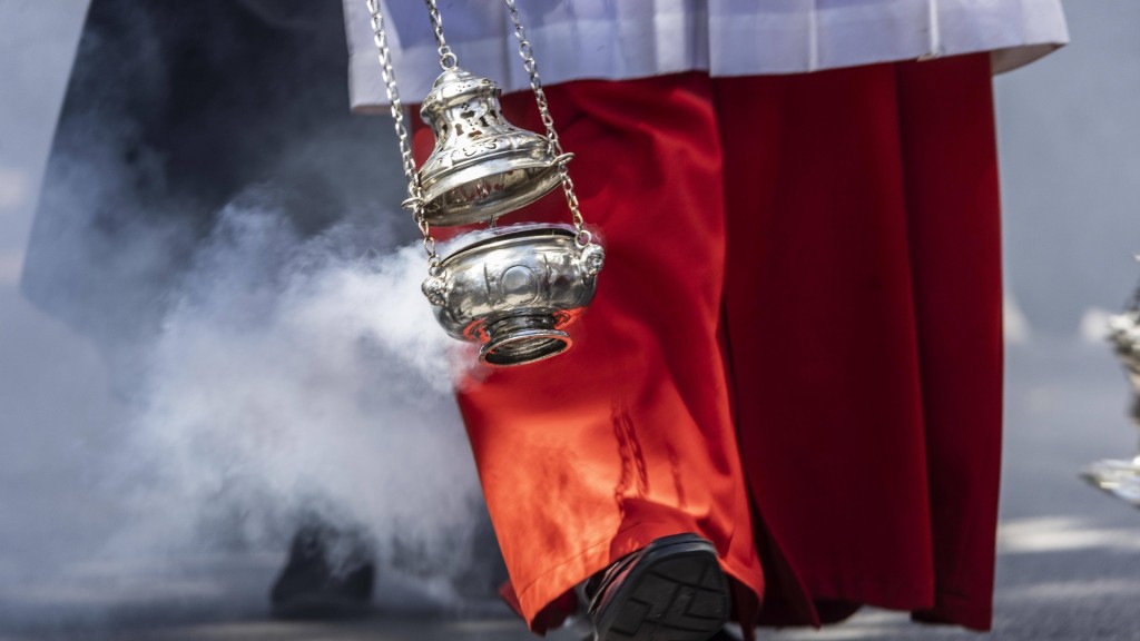 Weihrauch schwenkende Ministranten bei der Fronleichnamsprozession