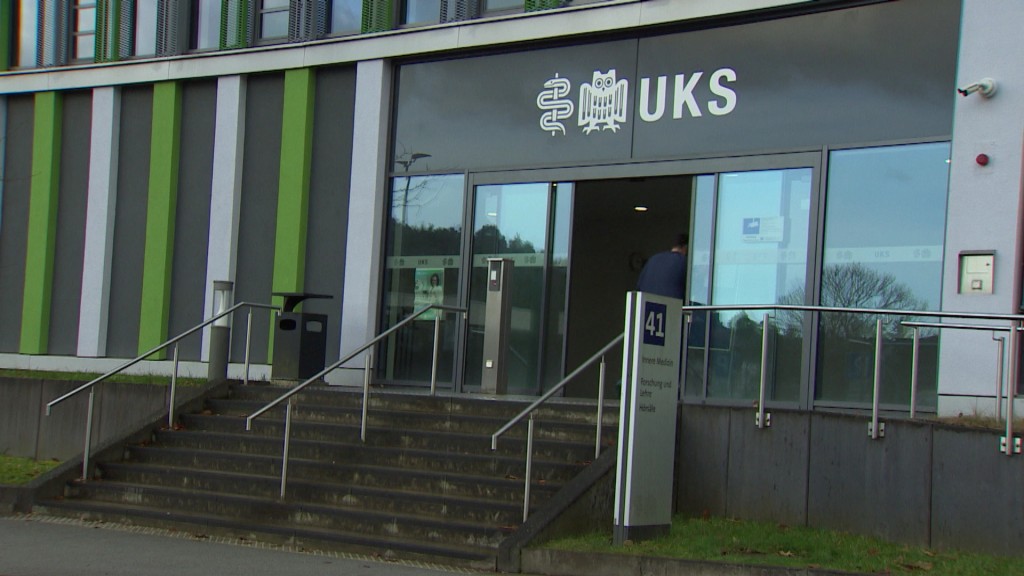 Eingang der Universitätsklinik des Saarlandes (UKS)