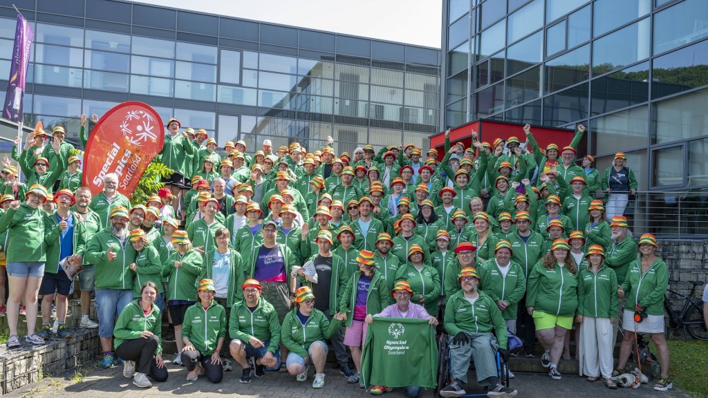 Veranstalter und Athleten präsentieren sich als Einheit in der neuen Special-Olympics-Teamkleidung.
