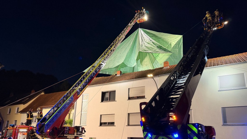 Feuerwehreinsatz in Lautzkirchen wegen abgedeckter Dächer nach einem Sturm