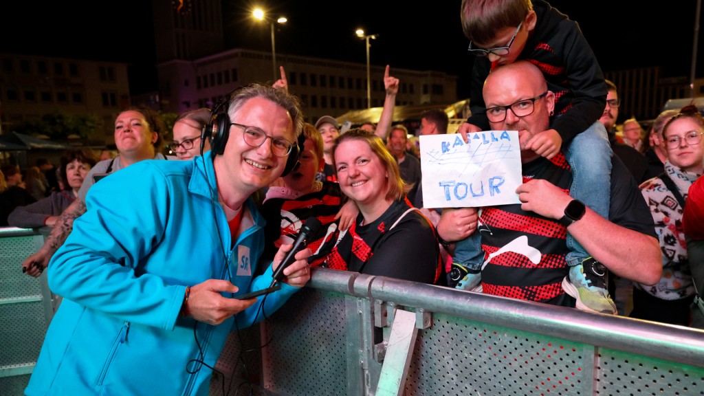 SR-Moderator Michael Friemel mit Kasalla-Fans