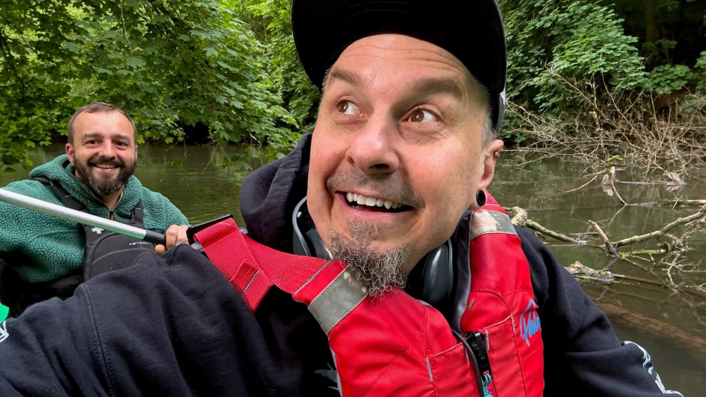 Freaky Jörn beim Kanu Fahren